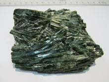 Laden Sie das Bild in den Galerie-Viewer, Aktinolith Zillerthit in Gneis Strahlstein 9cm Habachtal Salzburg, Österreich
