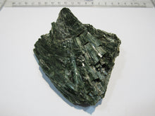 Laden Sie das Bild in den Galerie-Viewer, Aktinolith Zillerthit in Gneis Strahlstein 9cm Habachtal Salzburg, Österreich