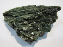 Laden Sie das Bild in den Galerie-Viewer, Aktinolith Zillerthit in Gneis Strahlstein 9cm Habachtal Salzburg, Österreich