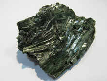 Laden Sie das Bild in den Galerie-Viewer, Aktinolith Zillerthit in Gneis Strahlstein 9cm Habachtal Salzburg, Österreich