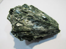 Laden Sie das Bild in den Galerie-Viewer, Aktinolith Zillerthit in Gneis Strahlstein 9cm Habachtal Salzburg, Österreich