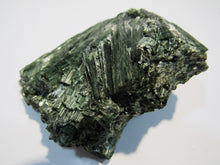 Laden Sie das Bild in den Galerie-Viewer, Aktinolith Zillerthit in Gneis Strahlstein 9cm Habachtal Salzburg, Österreich