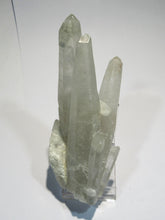 Laden Sie das Bild in den Galerie-Viewer, Bergkristall feine Milchquarz Kristallgruppe Handstufe, Madagaskar