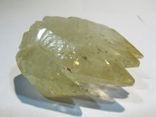 Laden Sie das Bild in den Galerie-Viewer, Calcit Skalenoeder Vierling Kristall leicht gelb Tennessee, USA