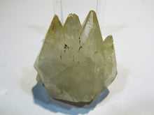Laden Sie das Bild in den Galerie-Viewer, Calcit Skalenoeder Vierling Kristall leicht gelb Tennessee, USA