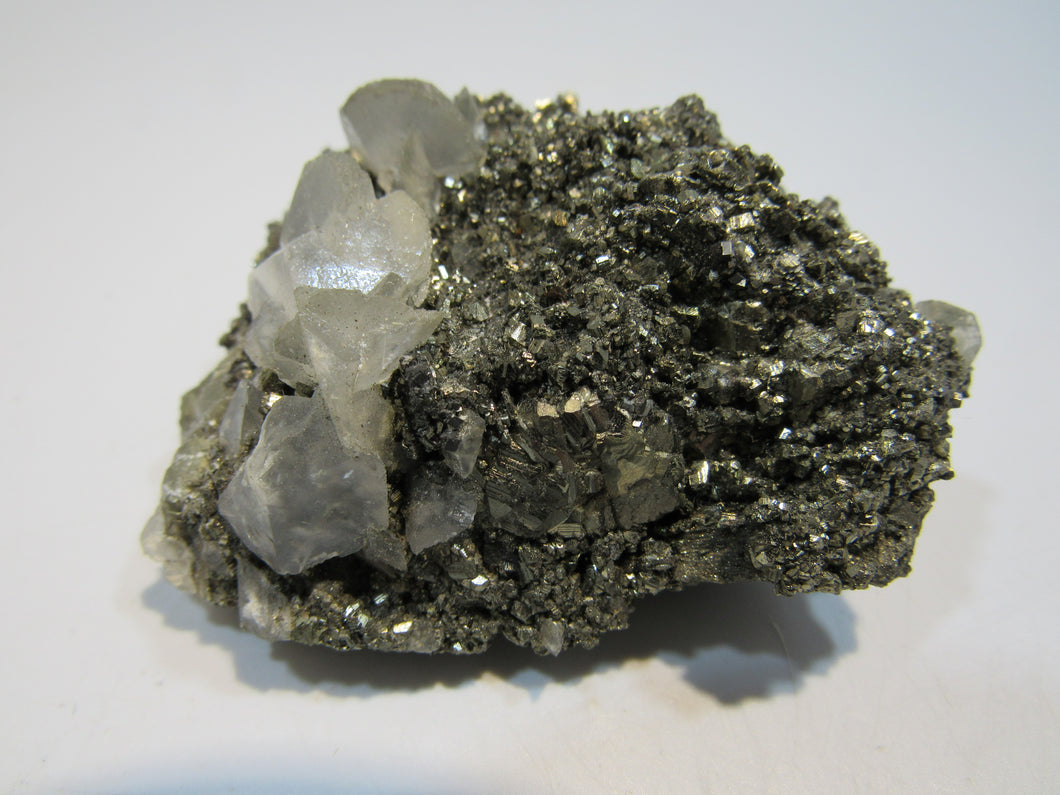 Pyrit Kristall Stufe massiv+ Calcit Cavnic Maramures, Rumänien freeshipping - Mineraldorado
