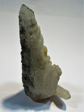 Laden Sie das Bild in den Galerie-Viewer, Bergkristall Milchquarz 2 Gen. Stufe mit Standfläche Maramures, Rumänien