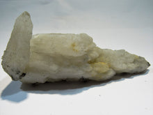 Laden Sie das Bild in den Galerie-Viewer, Bergkristall Milchquarz 2 Gen. Stufe mit Standfläche Maramures, Rumänien