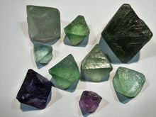 Laden Sie das Bild in den Galerie-Viewer, Fluorit buntes Spalt- Oktaeder Kristall Los 9 Stk. 2 bis 4,5cm Hunan, China