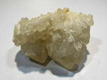 Laden Sie das Bild in den Galerie-Viewer, Bergkristall ES gelblich-milchige Kristallstufe 6cm Amoron, Madagaskar