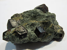 Laden Sie das Bild in den Galerie-Viewer, Granat Z572 Kristallstufe Granat in Glimmerschiefer Zillertal, Österreich freeshipping - Mineraldorado