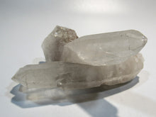 Laden Sie das Bild in den Galerie-Viewer, Bergkristall ES große Doppelender Stufe leicht milchig 10cm Kristall, Madagaskar