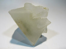 Laden Sie das Bild in den Galerie-Viewer, Fluorit ES Oktaeder Kristall Stufe bunte Phantome 8cm Sichuan, China