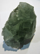 Laden Sie das Bild in den Galerie-Viewer, Fluorit Oktaeder Kristall Stufe transluzent grün 210g Hunan, China