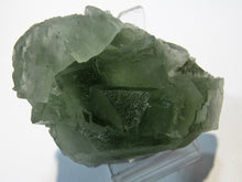 Laden Sie das Bild in den Galerie-Viewer, Fluorit Oktaeder Kristall Stufe transluzent grün 210g Hunan, China