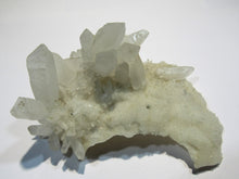 Laden Sie das Bild in den Galerie-Viewer, Bergkristall klar-milchig Quarz auf Calcedon Valadares, Brasilien