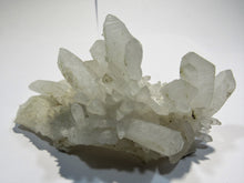 Laden Sie das Bild in den Galerie-Viewer, Bergkristall klar-milchig Quarz auf Calcedon Valadares, Brasilien